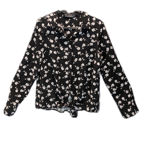 Suzy Shier Back and White Floral Button Up Collared Shirt with Tie Bottom Size S - Picture 1 of 5